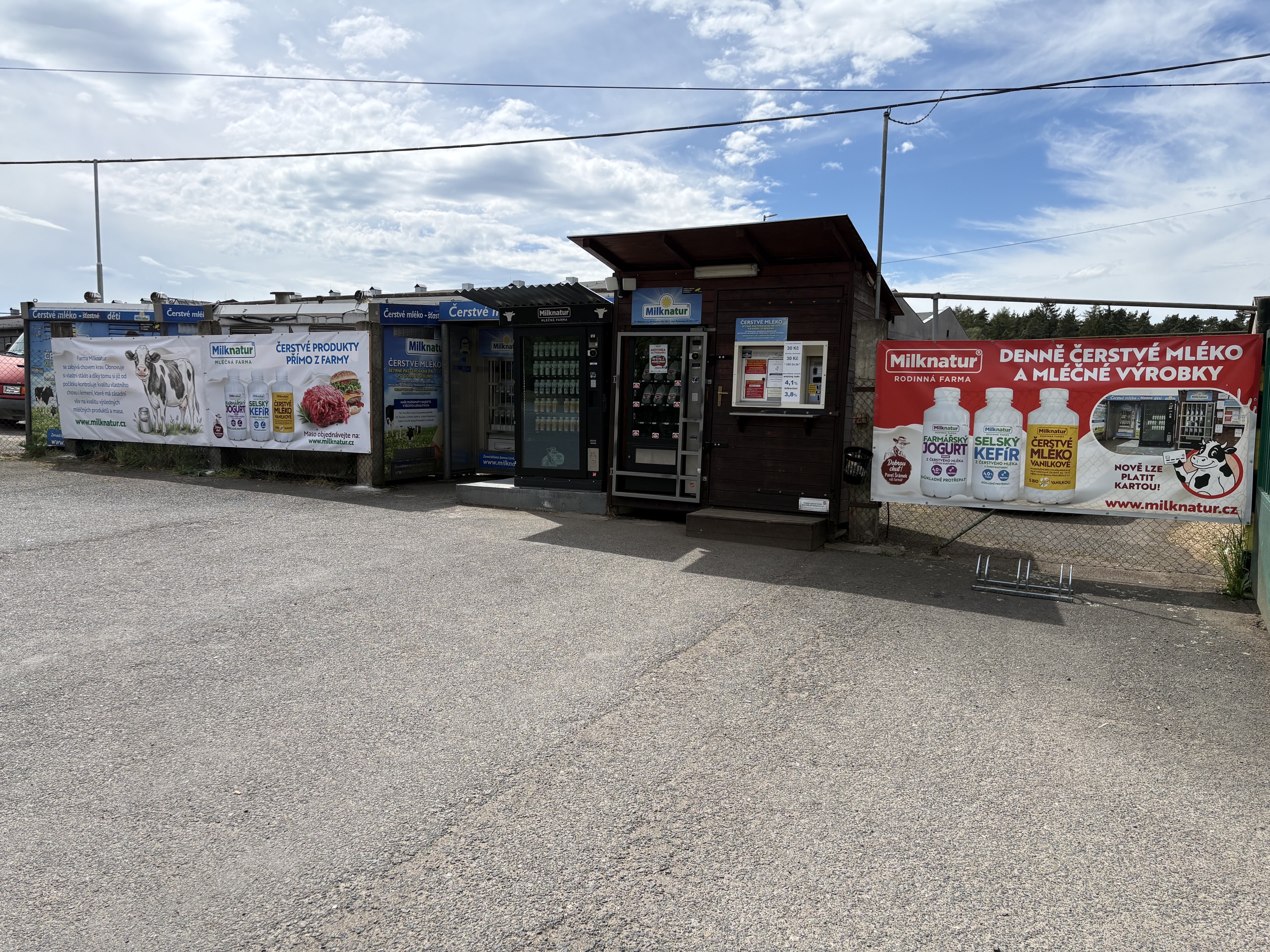 Mlékomat a výdejník Milknatur u farmy